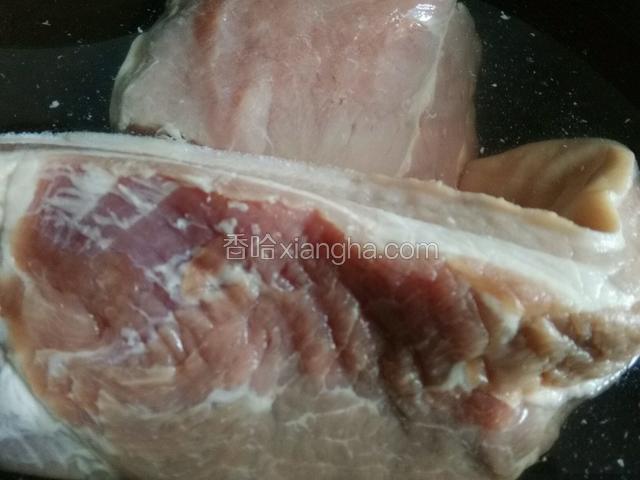 五花肉洗净