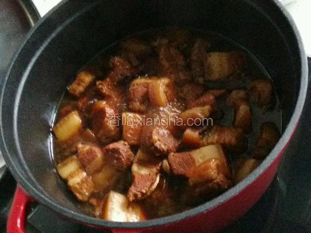 加入生抽，老抽，料酒，盐，葱姜，等调料