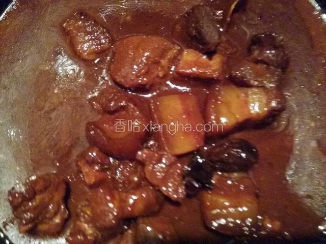 炖肉30分钟后，加入南乳汁，再炖30分钟