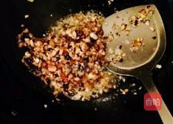 炒鸡下饭的香菇辣椒酱的做法图解3