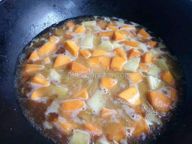 加水没过食材，大火烧开，中小火慢炖。