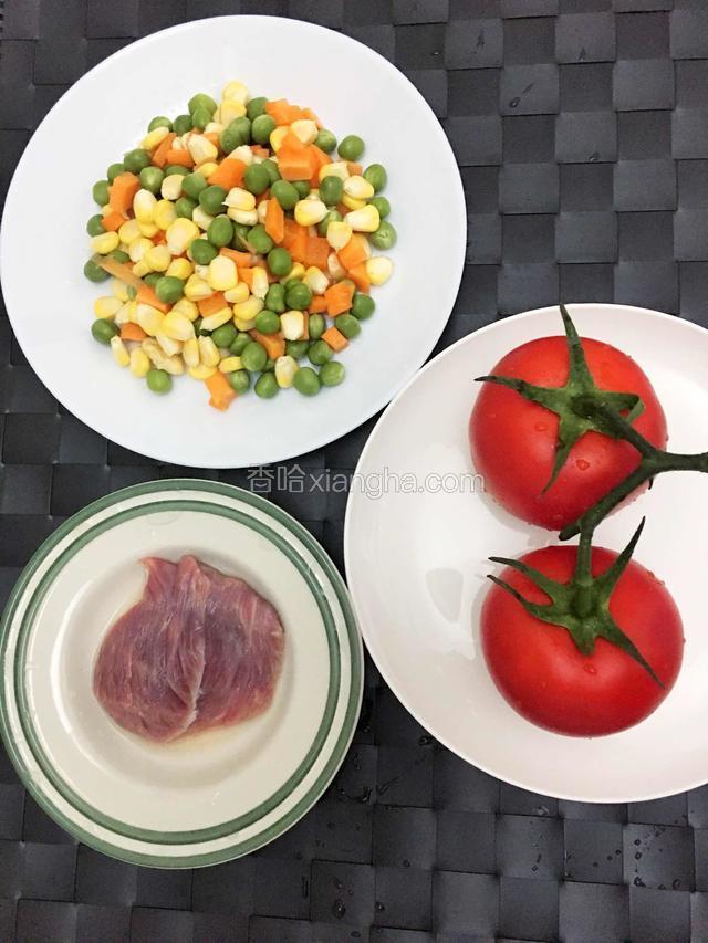 准备好肉、西红柿、玉米、胡萝卜、豌豆