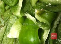 柿子椒炖肉的做法图解1