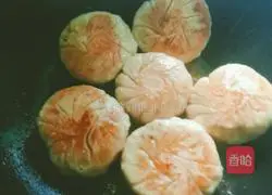 Illustration of how to make fried steamed buns with beans and meat stuffing 19