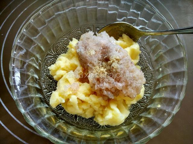 将土豆泥和虾仁放入碗中，同时加入少许胡椒粉和盐调味。