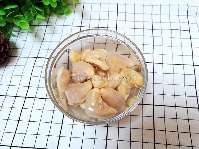 菱角用清水泡洗干净