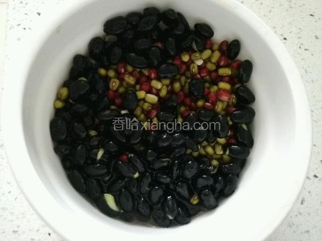准备好三豆，洗净，泡6小时