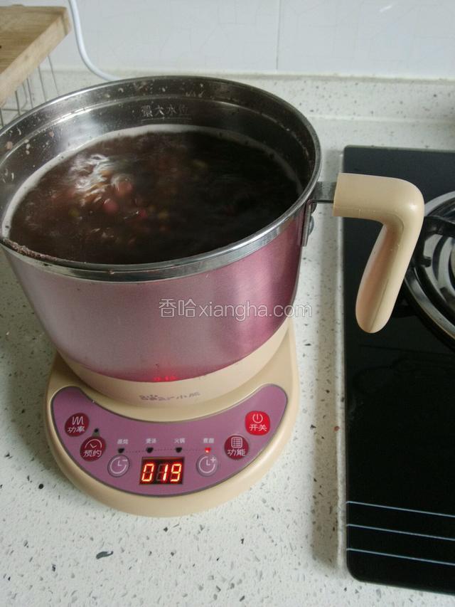 水和豆的比例5:1，煮35分钟，出锅加蜂蜜