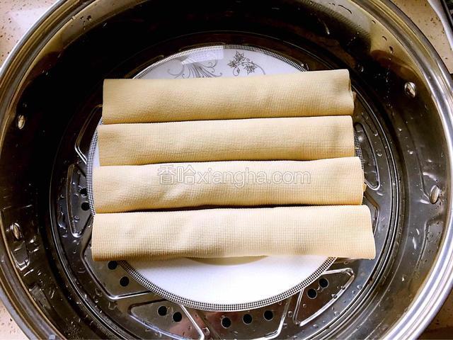 上锅蒸，开锅后蒸十分钟