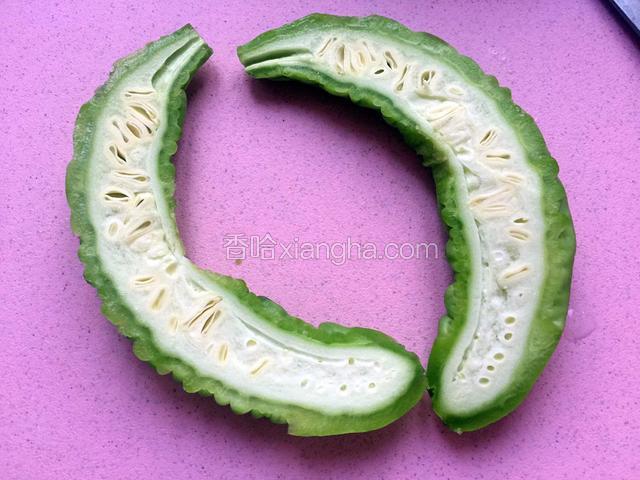 苦瓜洗净中间剖开。