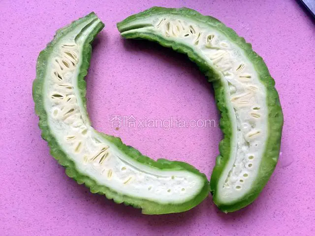 苦瓜洗净中间剖开。