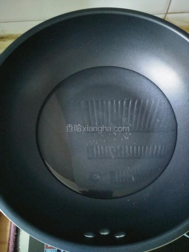 锅中倒入少量水烧开
