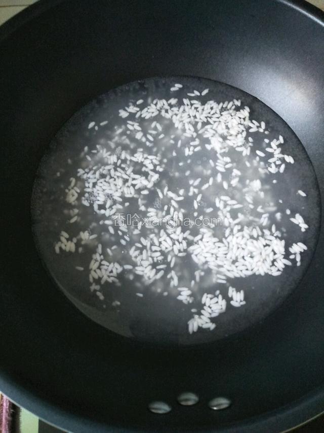 倒入米酒煮开