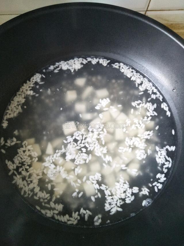 先倒入梨子