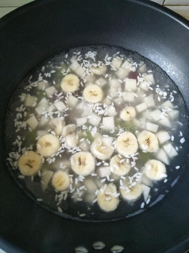 倒入锅中加白糖煮开即可
