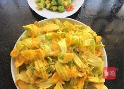 爆炒南瓜花的做法图解3
