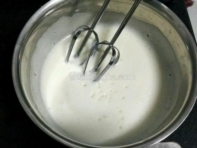 用电动打蛋器打发蛋白，打至细腻泡沫时加入几滴白醋和糖粉，继续打发。