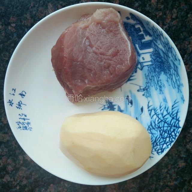土豆去皮（我用的是梅花肉，因为家里只有梅花肉了，建议大家做用里脊肉，肉质紧实一些）