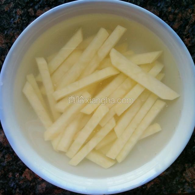 再切条，用清水泡去表面淀粉