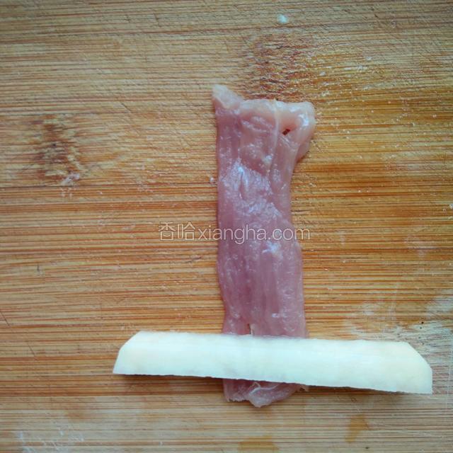 肉切条，切薄一点，把土豆放在肉上面，向里打卷