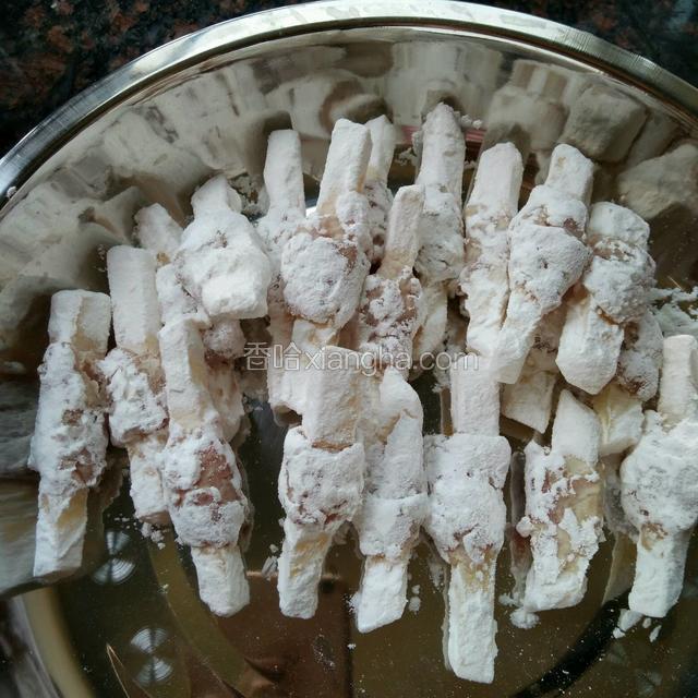 土豆肉均匀裹上一层淀粉