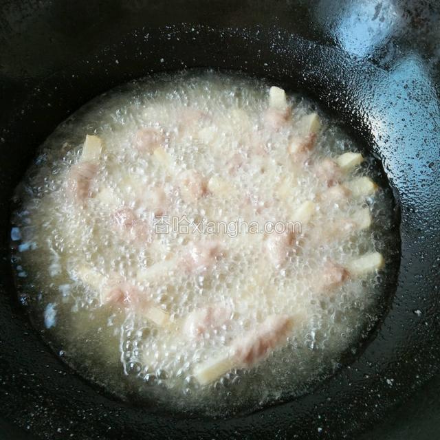 锅里热油，油温在六成热放入土豆肉小火慢炸至熟