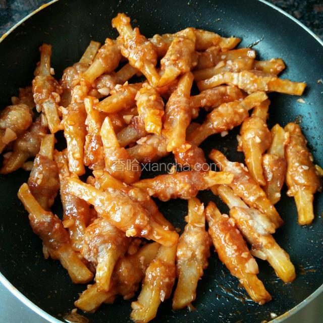 熬制浓稠倒入土豆里脊卷（小火）翻拌至每一个都裹上酱汁，可以稍微加少许盐