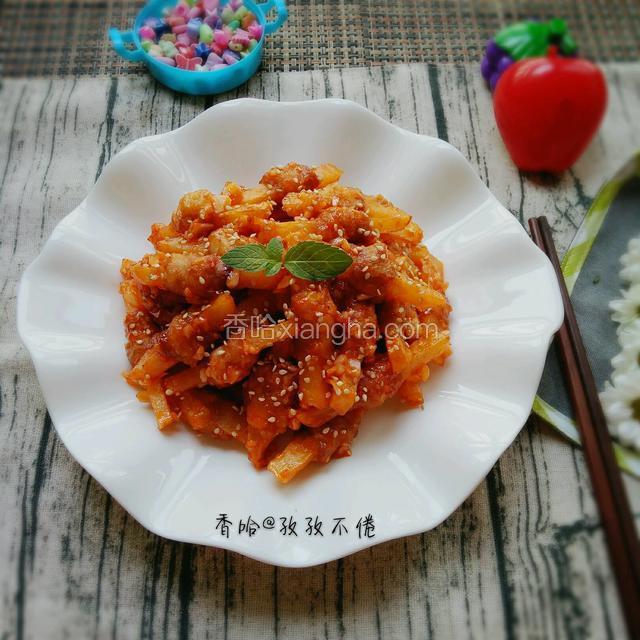 出锅表面撒上一层白芝麻！酸甜可口的糖醋土豆里脊卷就做好了！我是孜孜不倦，来香哈一起交流吧！