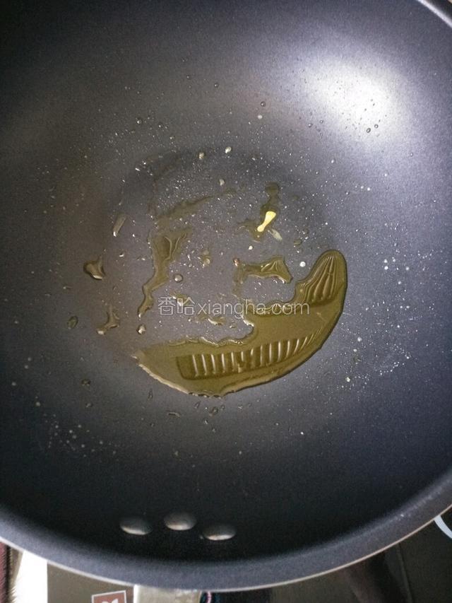 锅中倒入油烧热
