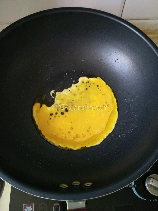 倒入鸡蛋液炒散