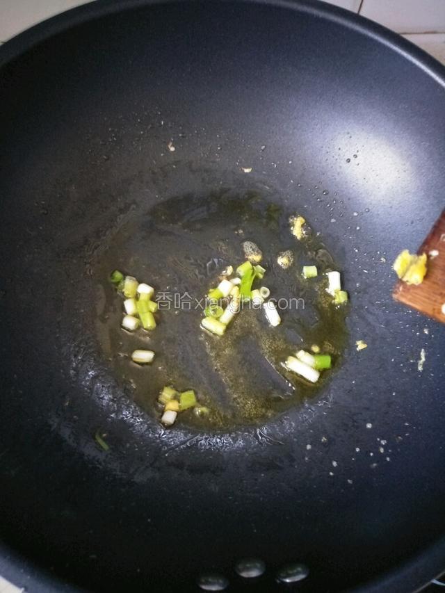 锅中再次倒入油爆香葱花