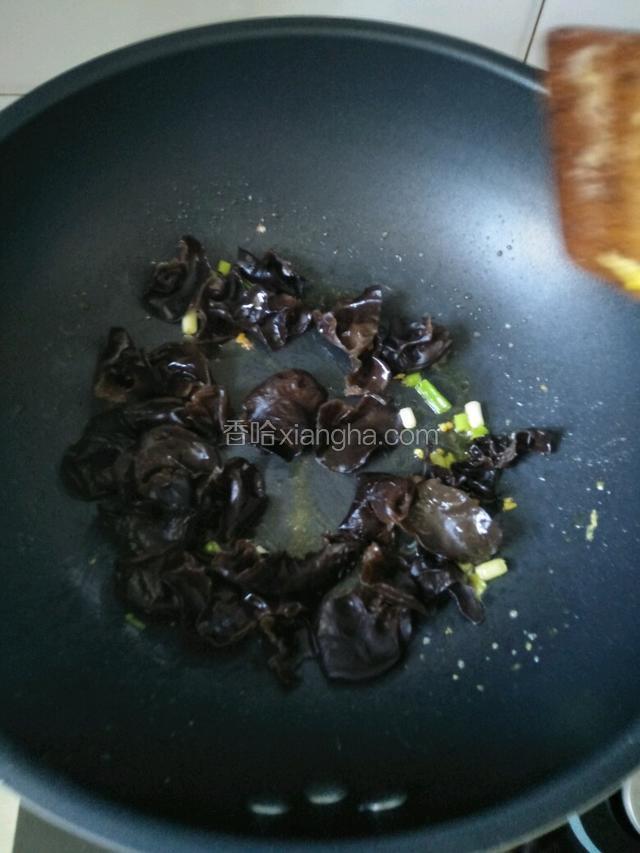 倒入黑木耳小火翻炒（黑木耳水要控干，容易炸）