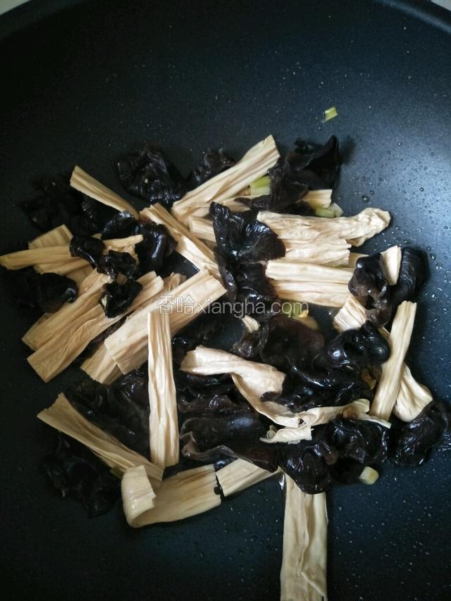 倒入腐竹翻炒加适量蚝油