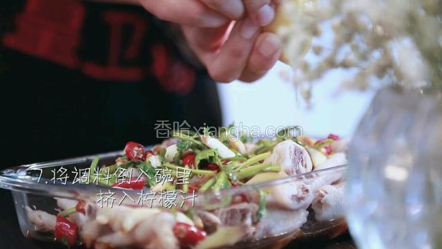 调好的酱料倒入装有鸡脚的碗内，挤入柠檬汁。