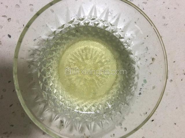 慕斯糊冷藏2个小时后就可以做镜面了。把10克吉利丁粉用50克凉开水泡开。