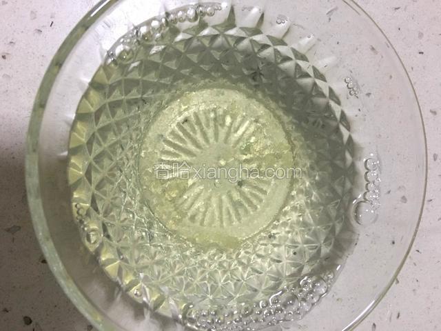 在倒入100克温开水搅拌至融化。