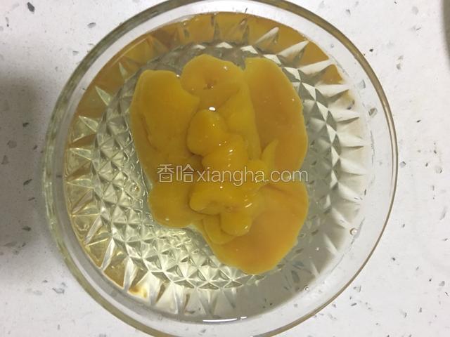 加入100克芒果泥搅拌均匀。