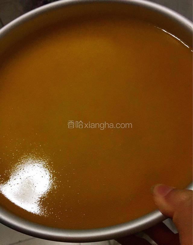 取出冷藏2个小时后的慕斯蛋糕，把镜面糊轻轻从旁边缓慢倒入，轻轻晃动，让镜面变得平整，表面有气泡用牙签戳破，然后放冰箱冷藏6个小时。