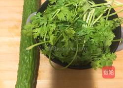 青瓜拌香菜的做法图解1
