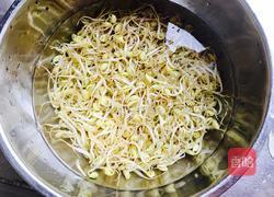炝拌黄豆芽的做法图解1