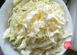 卷心菜炒粉丝的做法图解3