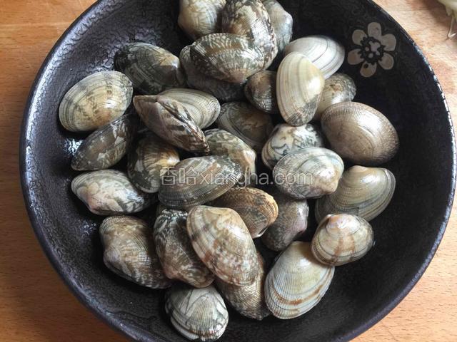 养好的蛤蜊洗干净沥干备用。