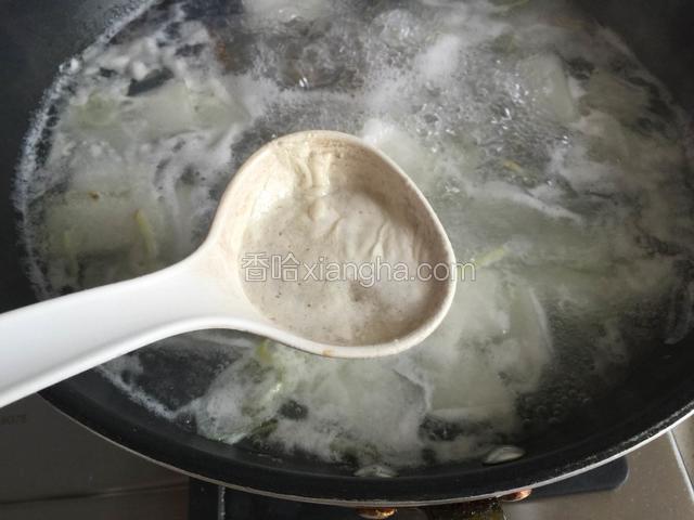 撇去浮沫，调入盐和鸡精即可。