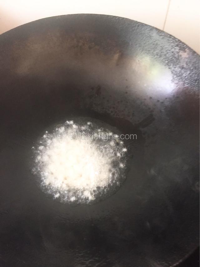 热锅下油烧热爆香蒜泥