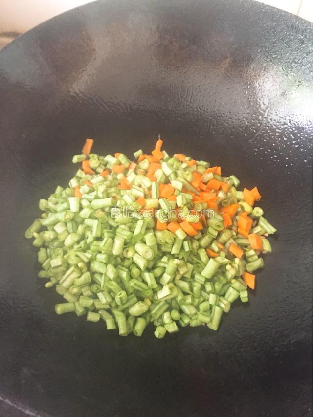 倒去蔬菜丁一起翻炒