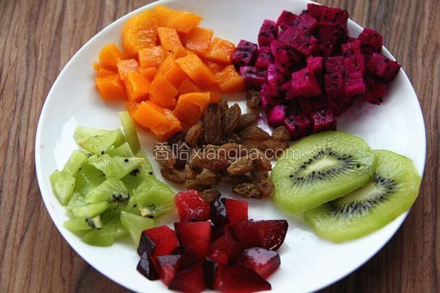 将水果全部切成丁