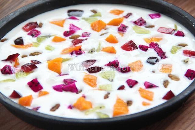 然后随意铺入酸奶中