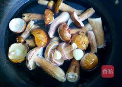 青椒炒野生菌的做法图解4