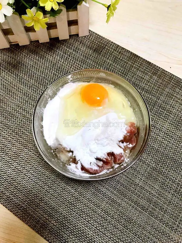 里脊肉腌好后加玉米淀粉、面粉、鸡蛋混合拌匀