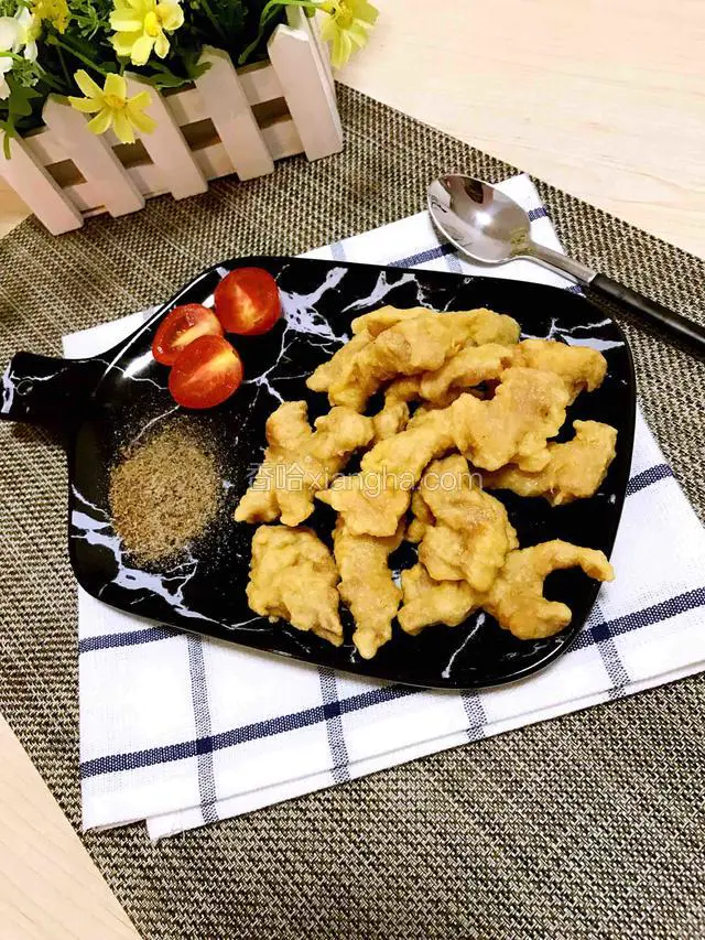 装盘盛出，撒椒盐沾着吃